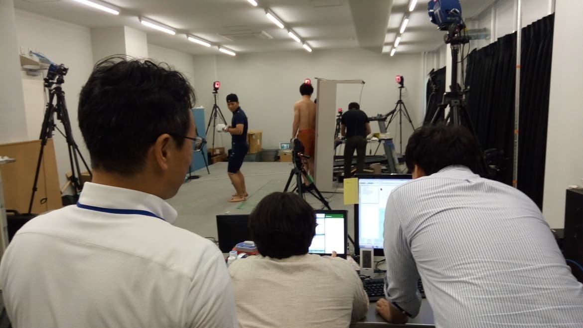 北海道大学の田中先生実験室で被験者にパンチ　札幌　空手