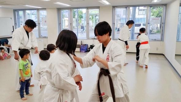 森洸稀師範代による滝川市空手の指導